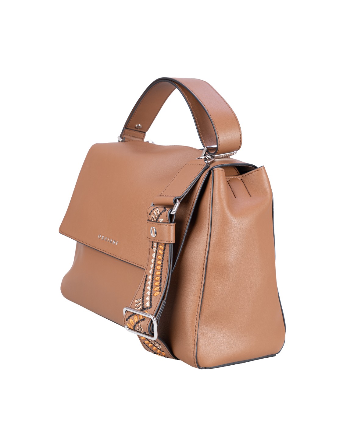 shop ORCIANI  Borsa: Orciani borsa Sveva Madlen media, in pelle, con tracolla.
Tasche: tre interne, di cui una con zip.
Chiusura: patta con bottone magnetico.
Manico allungabile.
Tracolla ricamata, rimovibile e regolabile.
Tracolla di servizio regolabile.
Finitura palladio.
Profili neri a contrasto.
Dimensioni: Larghezza: 32 cm, Altezza: 24 cm, Profondità: 15 cm.
Composizione: 100% pelle.
Made in Italy.. BT2006 MDL-CIOCCOLATO number 3364169